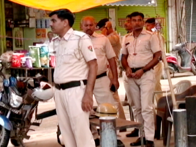 सांप्रदायिक तनाव के बाद गुरुग्राम में पुलिस अलर्ट, मस्जिद के बाहर कर रही कैंप, दुकानें बंद | Ground Report