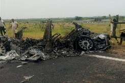 तेज रफ्तार रॉल्स रॉयस कार ने यू-टर्न लेते टैंकर को मारी टक्कर तेज रफ्तार रॉल्स रॉयस कार ने यू-टर्न लेते टैंकर को मारी टक्कर