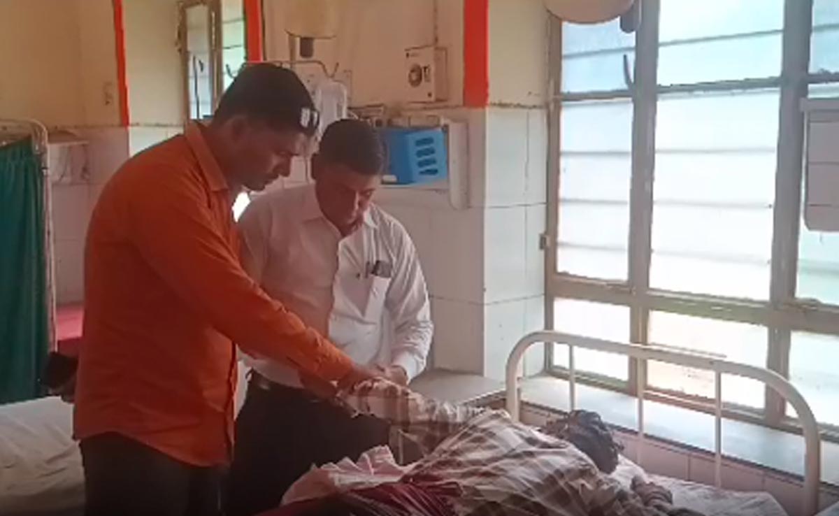 खेत में भैंस घुसने पर जमीन मालिक ने चरवाहे पर कुल्हाड़ी से कर दिया हमला 