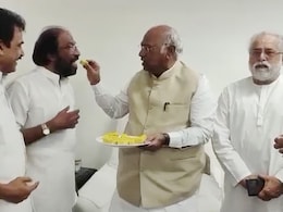 सदस्यता बहाल होने के बाद संसद लौटे राहुल गांधी, I.N.D.I.A. गठबंधन के सदस्यों ने मनाया जश्न सदस्यता बहाल होने के बाद संसद लौटे राहुल गांधी, I.N.D.I.A. गठबंधन के सदस्यों ने मनाया जश्न