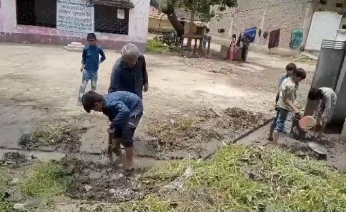 उज्जैन: स्कूल में बच्चों से टॉयलेट साफ करवा रहे थे शिक्षक, VIDEO वायरल