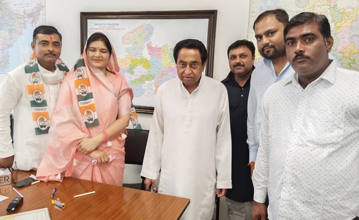 भाजपा को झटका: पूर्व विधायक जुगुल के बेटे-बहू कांग्रेस में शामिल, पीसीसी चीफ कामलनाथ से ली पार्टी की सदस्यता