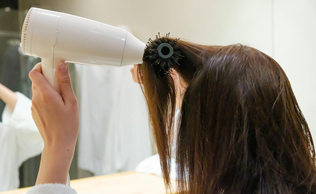 क्या आप रोज बालों को करती हैं ब्लो ड्राई तो अलर्ट हो जाइए वरना झाड़ से हो जाएंगे सारे हेयर, अब से यह करें डेली