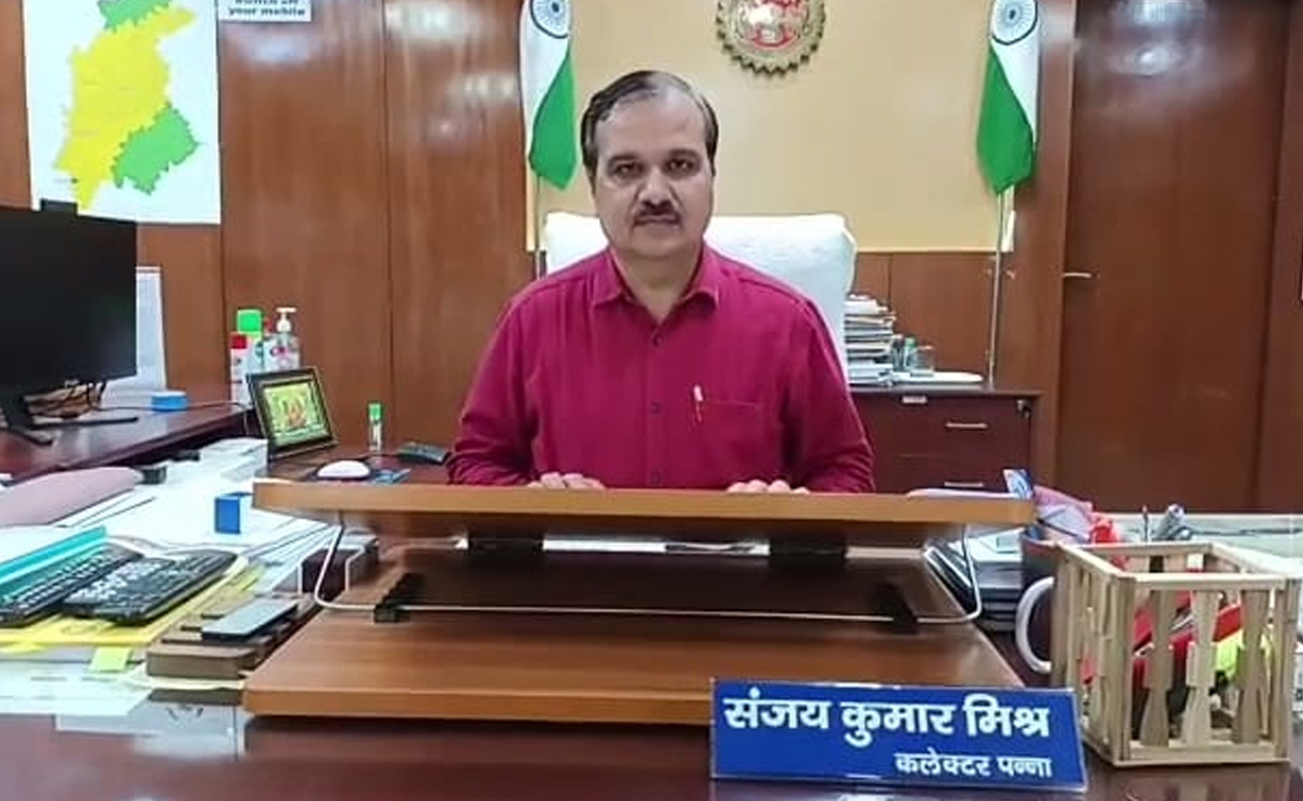 आईएएस संजय कुमार मिश्रा को पसंद है गांव में जाकर लोगों की समस्या का समाधान करना