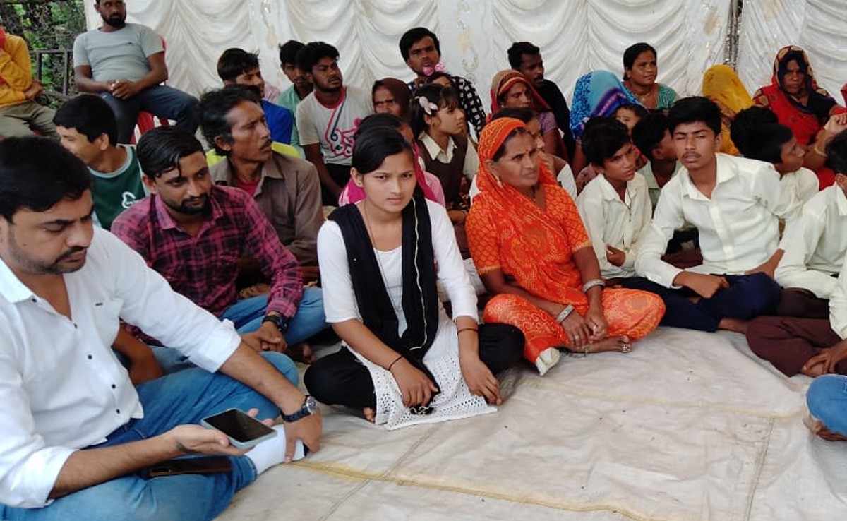 हरदा : छात्रा से छेड़छाड़ के बाद हायर सेकेंडरी स्कूल खोलने की मांग, ग्रामीणों ने दिया धरना