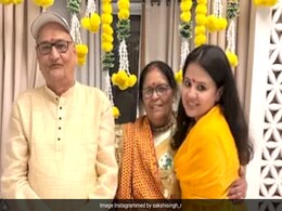 साक्षी ने परफेक्ट फैमिली Pics शेयर कर इंटरनेट पर मचा दी धूम, देख फैन्स हुए गदगद साक्षी ने परफेक्ट फैमिली Pics शेयर कर इंटरनेट पर मचा दी धूम, देख फैन्स हुए गदगद