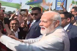 Indian Community Welcomes PM Modi In South Africa Indian Community Welcomes PM Modi In South Africa