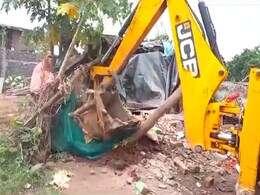 विदिशा: लड़की ने की थी आत्महत्या, आरोपी के घर चला मामा का बुलडोजर विदिशा: लड़की ने की थी आत्महत्या, आरोपी के घर चला मामा का बुलडोजर