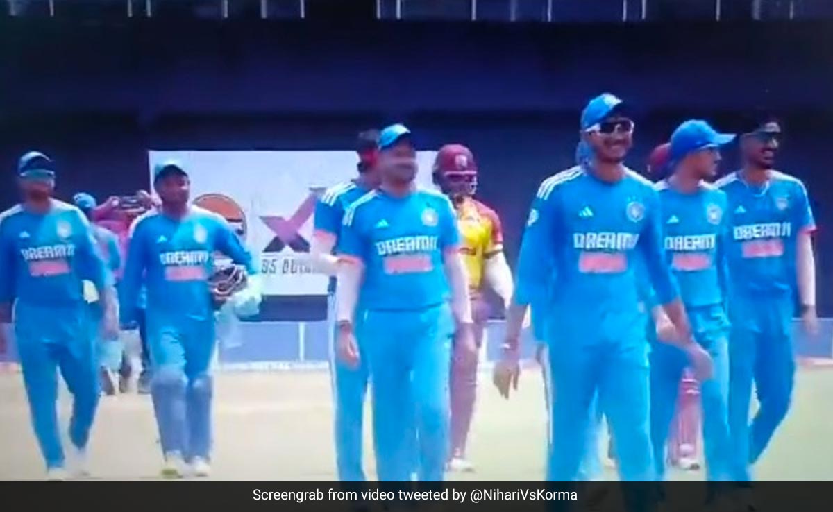 मैच शुरू होते ही अचानक मैदान से बाहर जाना पड़ा खिलाड़ियों को, हुआ कुछ ऐसा जिसे देख अंपायर के भी उड़े होश, Video