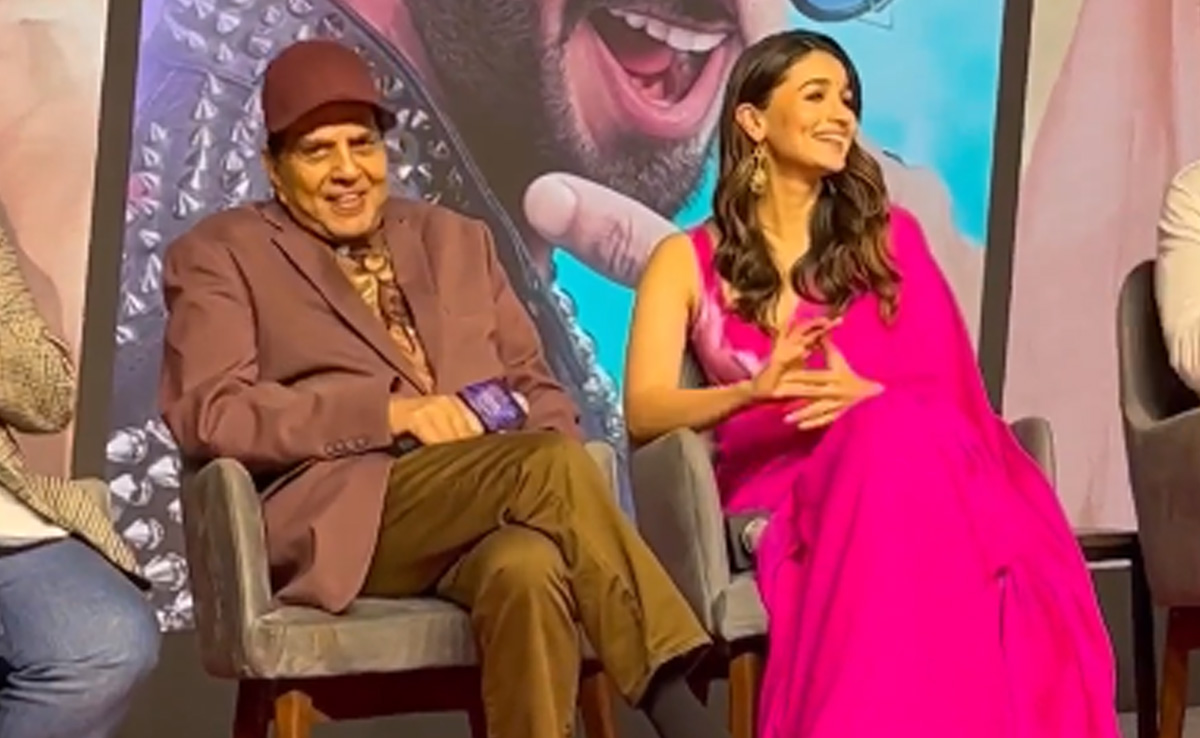 Dharmendra, Straight Up On Screen Kiss With Shabana Azmi: "<i>Baayen Haath Ka Khel</i>"
