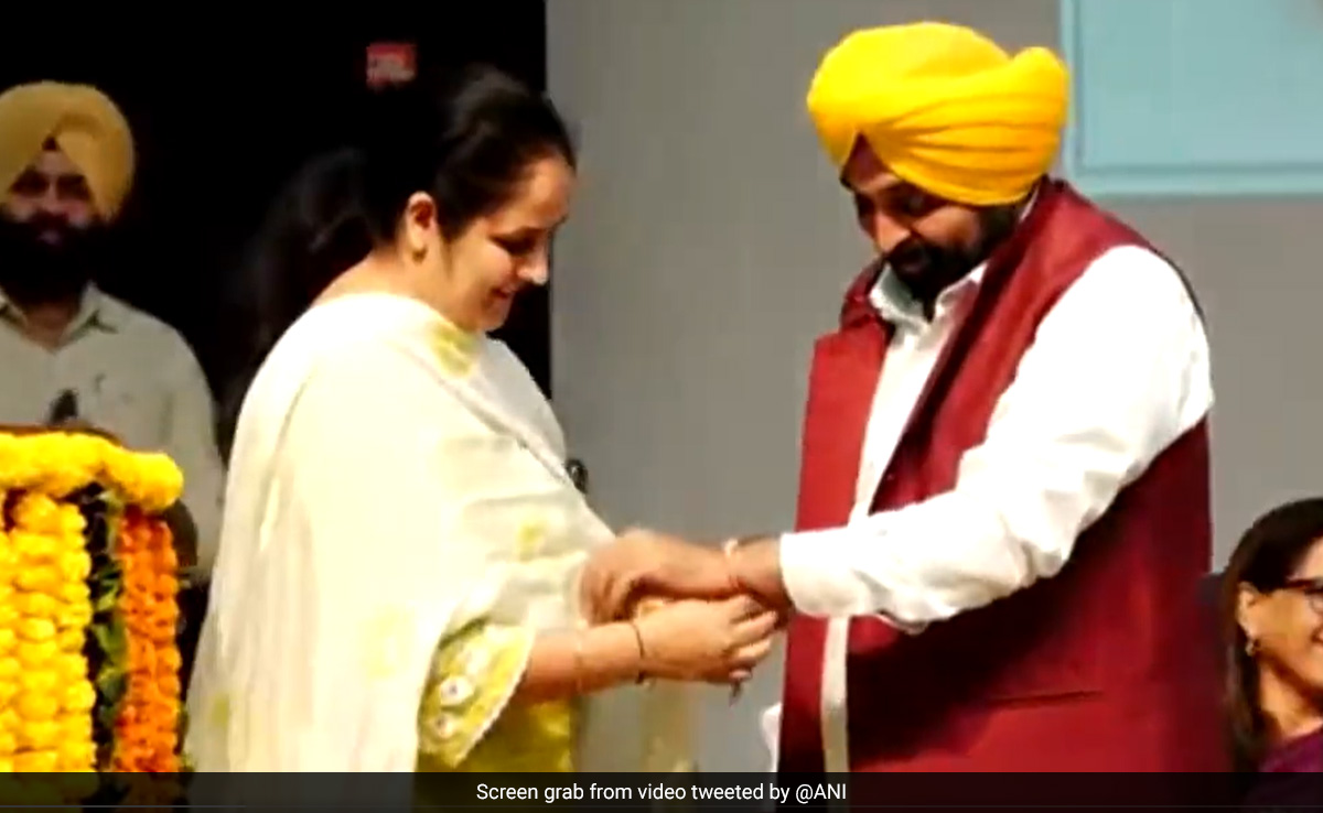 Punjab Chief Minister Stops Speech As Woman Gets On Stage To Tie <i>Rakhi</i>