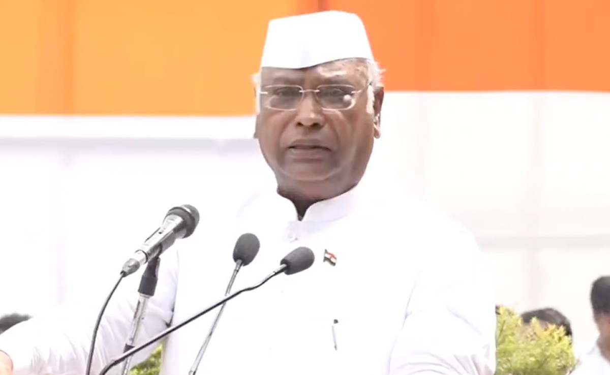Congress Breaks Convention, Party Chief Attacks Centre On Independence Day