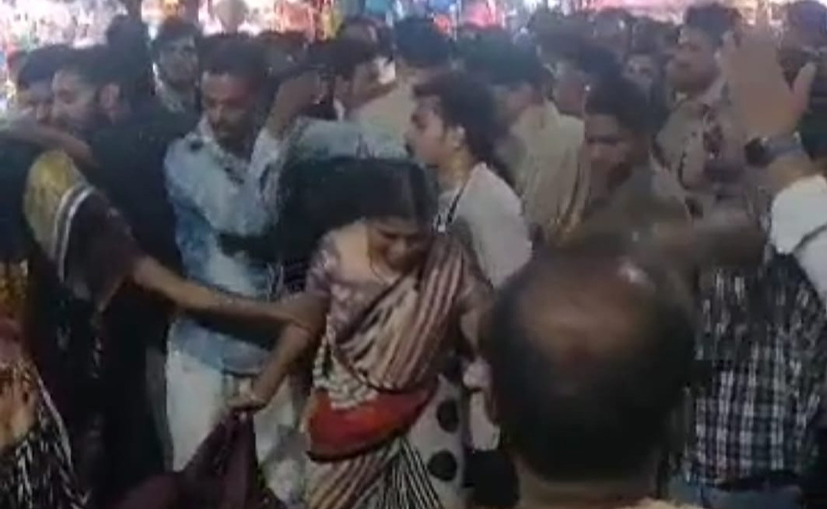 नगर निगम दरोगा से परेशान होकर ठेला वाले ने खाया जहर, परिजनों ने किया चक्काजाम