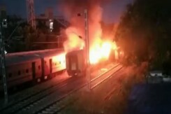 Madurai में Lucknow से Rameswaram जा रही Train में लगी भीषण आग, 8 की मौत, 20 घायल Madurai में Lucknow से Rameswaram जा रही Train में लगी भीषण आग, 8 की मौत, 20 घायल