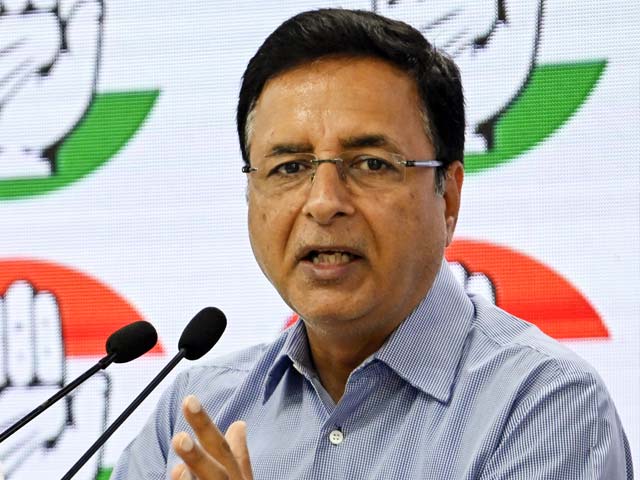 मुख्यमंत्री शिवराज सिंह चौहान की तुलना धोनी से करना क्रिकेटर का अपमान, सुरजेवाला ने कसा तंज