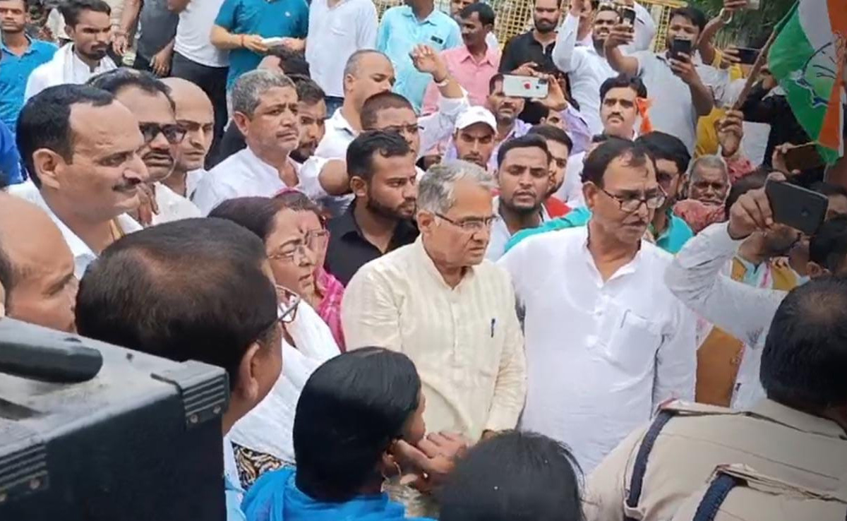 कांग्रेस और आप की मांग: '' सिंगरौली में आदिवासी युवक को गोली मारने वाले आरोपी के घर चले बुलडोजर''
