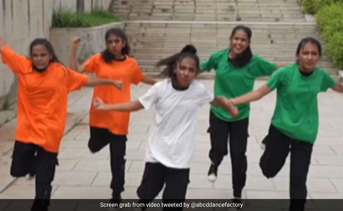 छोटे बच्चों के ग्रुप ने सुनो गौर से दुनिया वालों... पर किया एनर्जेटिक डांस, देखकर दिल खुश हो जाएगा