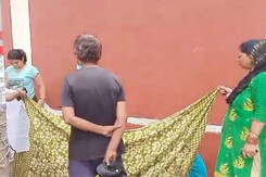 Newborn Delivered By Roadside Near Raj Bhavan In Lucknow, Dies Newborn Delivered By Roadside Near Raj Bhavan In Lucknow, Dies