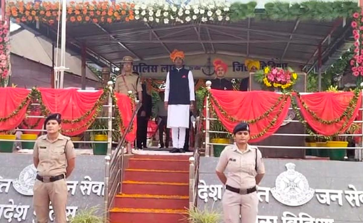 तिरंगे के रंग में रंगा विदिशा, प्रभारी मंत्री विश्वास सारंग ने किया ध्वजारोहण