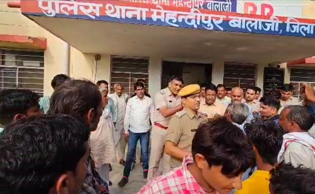 दौसा : हत्या के कई दिन बाद भी नहीं हुई गिरफ्तारी, मृतक के परिजनों ने थाना घेरा