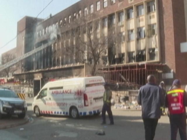 दक्षिण अफ्रीका की बहुमंजिला इमारत में लगी भीषण आग