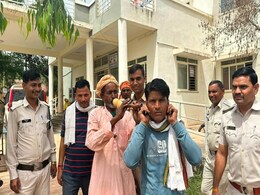 Viral Video : छेड़छाड़ के आरोप में कंडक्टर का परेड निकाला फिर बीन की धुन पर करवाई उठक-बैठक Viral Video : छेड़छाड़ के आरोप में कंडक्टर का परेड निकाला फिर बीन की धुन पर करवाई उठक-बैठक