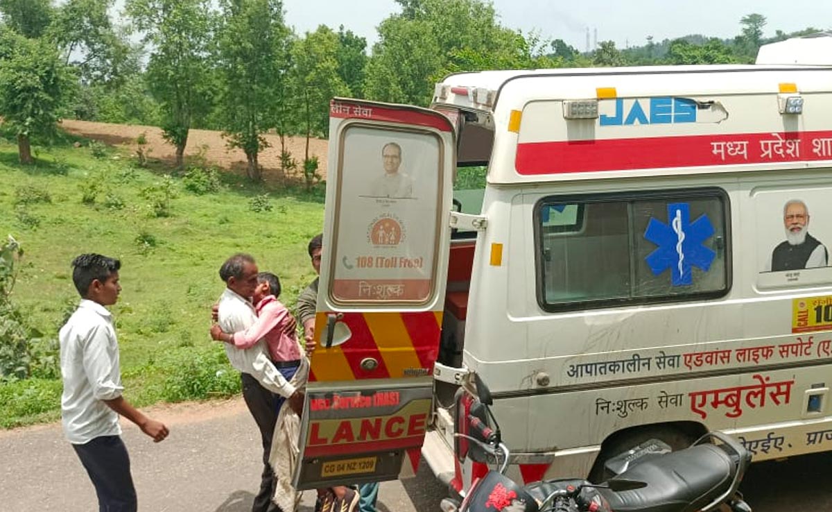 बेरहम गुरु! स्कूल से मिली यूनिफॉर्म के बारे में दोस्तों को बताया तो टीचर ने पीट-पीटकर किया अधमरा