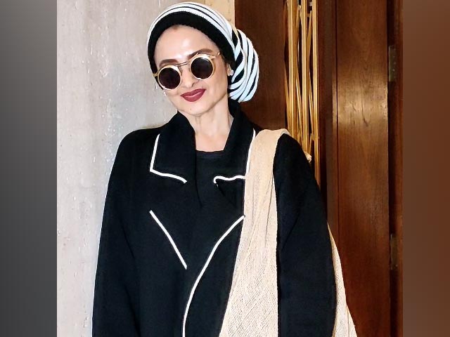 Rekha's Reaction When Paparazzi Asked Her To Pose Solo