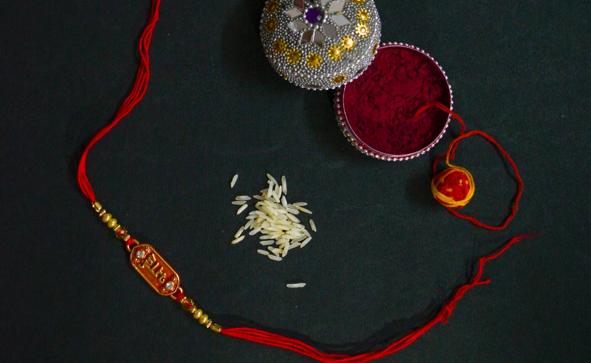 इस रक्षाबंधन अपने भाई के लिए खरीदें ये क्‍लासी राखियां और पाएं 10% तक रिवॉर्ड