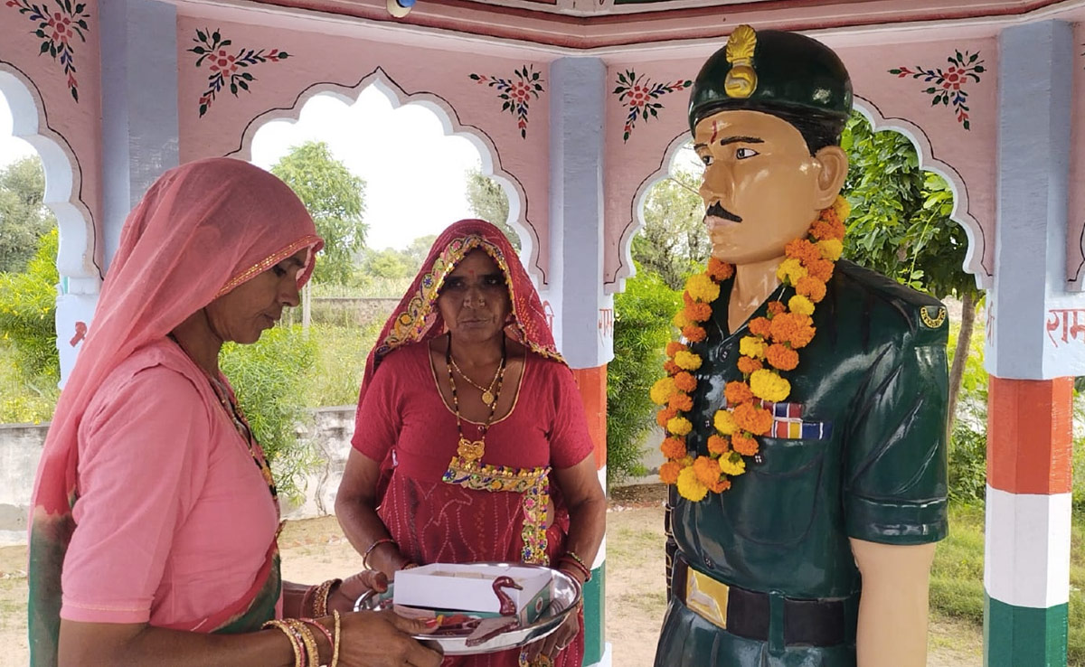रक्षाबंधनः मौत भी नहीं तोड़ सका भाई-बहन का प्यार, 17 साल से शहीद भाई को राखियां बांध रहीं बहनें