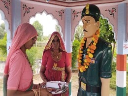रक्षाबंधनः मौत भी नहीं तोड़ सका भाई-बहन का प्यार, 17 साल से शहीद भाई को राखियां बांध रहीं बहनें रक्षाबंधनः मौत भी नहीं तोड़ सका भाई-बहन का प्यार, 17 साल से शहीद भाई को राखियां बांध रहीं बहनें