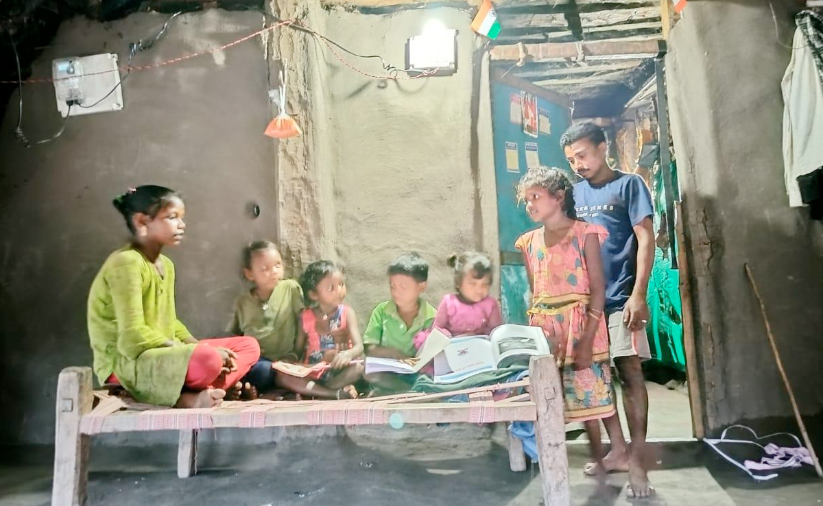 दम तोड़ रहा है नक्सलवाद! 76 साल बाद पहुंची छत्तीसगढ़ के इस गांव में बिजली