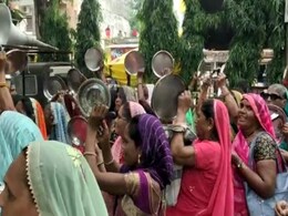 स्व सहायता समूह की महिलाओं ने थाली बजाकर किया प्रदर्शन, रखी ये मांग स्व सहायता समूह की महिलाओं ने थाली बजाकर किया प्रदर्शन, रखी ये मांग