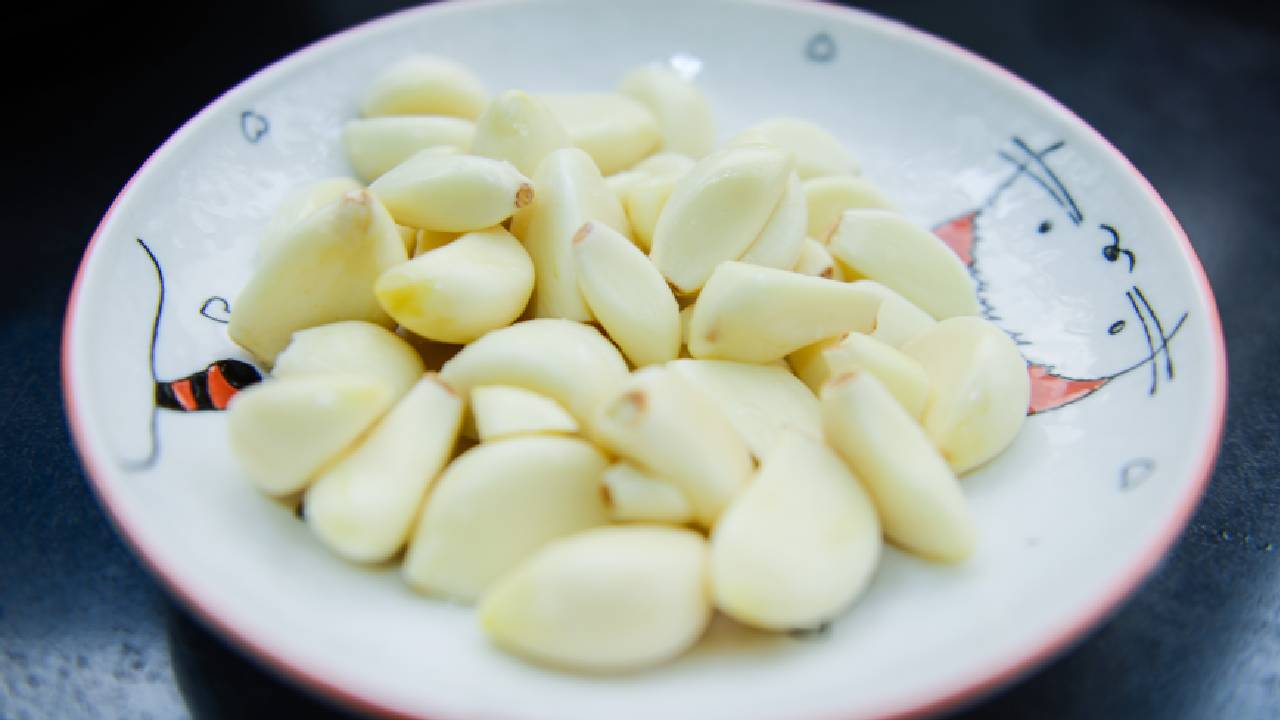 रोजाना खाली पेट खाएं लहसुन, होंगे कई स्वास्थ्य लाभ