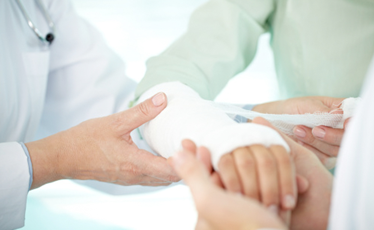 हड्डी टूटने पर क्या करना चाहिए जानें कैसे करनी चाहिए फर्स्ट एड, ताकि मरीज को ना हो ज्यादा परेशानी