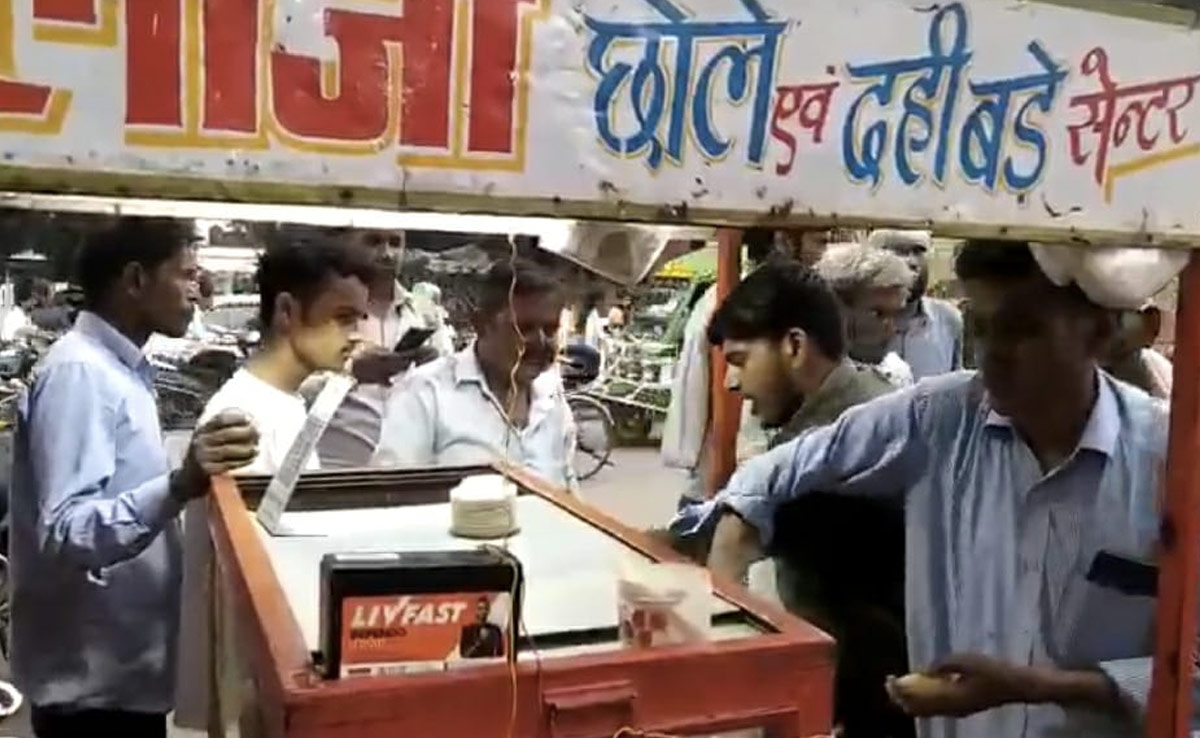 वैज्ञानिकों के सम्मान में चाट विक्रेता ने ग्राहकों के लिए फ्री की पानी पुरी, कहा- आज तो बनता है!
