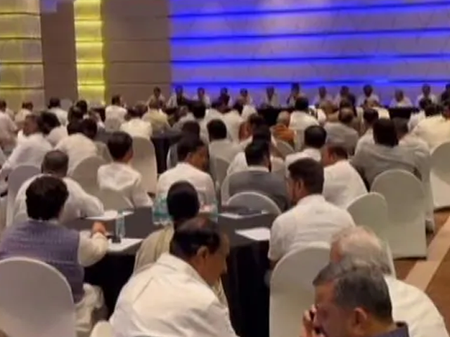 कर्नाटक में अपने ही विधायकों को संभालने में भाजपा और कांग्रेस के छूट रहे पसीने