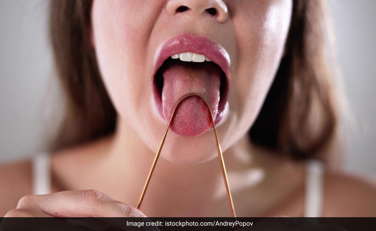 How To Use A Tongue Scraper: जीभ पर बैठे बैक्टीरिया बना सकते हैं बीमार, क्‍यों जरूरी है जीभ साफ करना, जानें क्‍या है टंग स्क्रैपिंग, इसके फायदे और करने तरीका