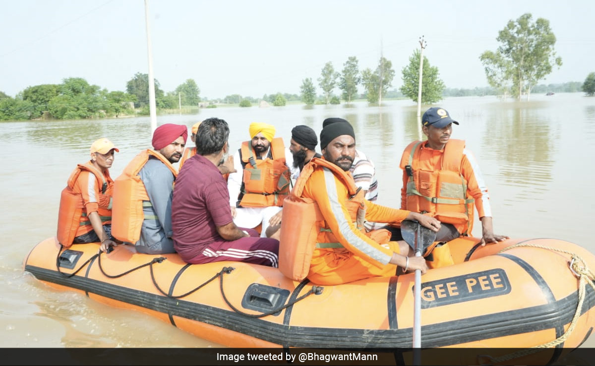 पंजाब के सीएम भगवंत मान ने बाढ़ प्रभावित इलाके में फंसे परिवार को रेस्क्यू कर सुरक्षित निकाला
