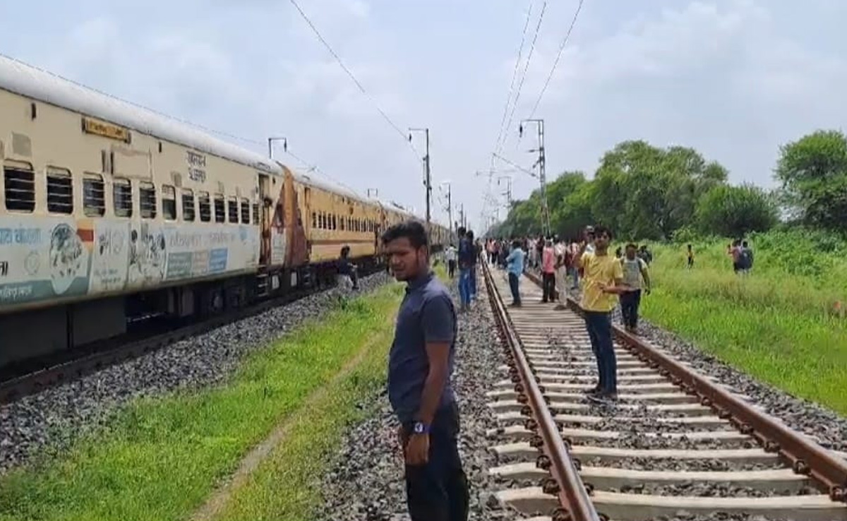 दिल्ली जा रही पैसेंजर ट्रेन पटरी से उतरी, कोई हताहत नहीं 