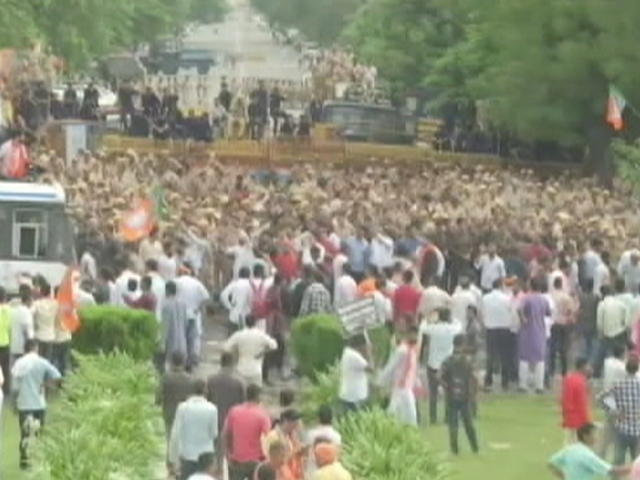 जयपुर में कांग्रेस सरकार के खिलाफ बीजेपी का प्रदर्शन