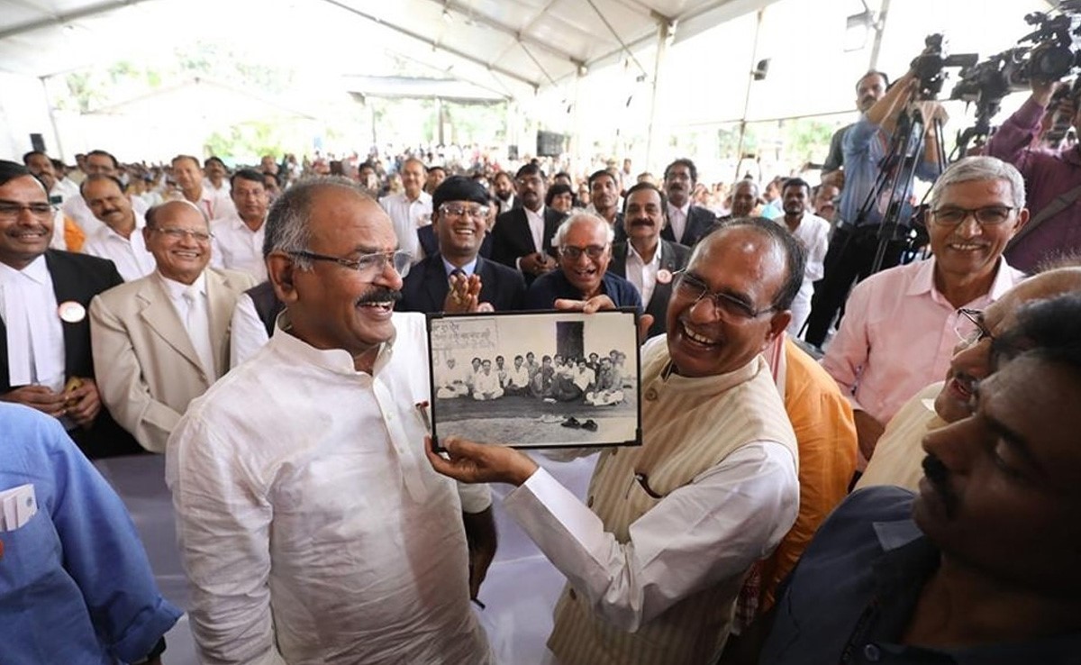 1978 की अपनी तस्वीर देख गदगद हुए शिवराज, कहा- 'मित्र कभी पुराना नहीं होता'