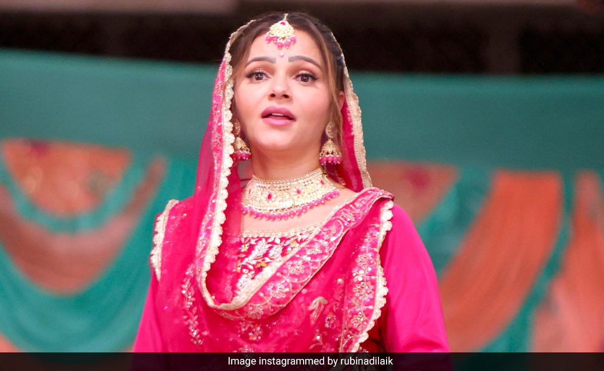 मांग में टीका, हाथ में चूड़ा और लाल सूट में नजर आईं रुबीना दिलैक, फैन्स बोले- देहाती फीलिंग आ रही है फुल