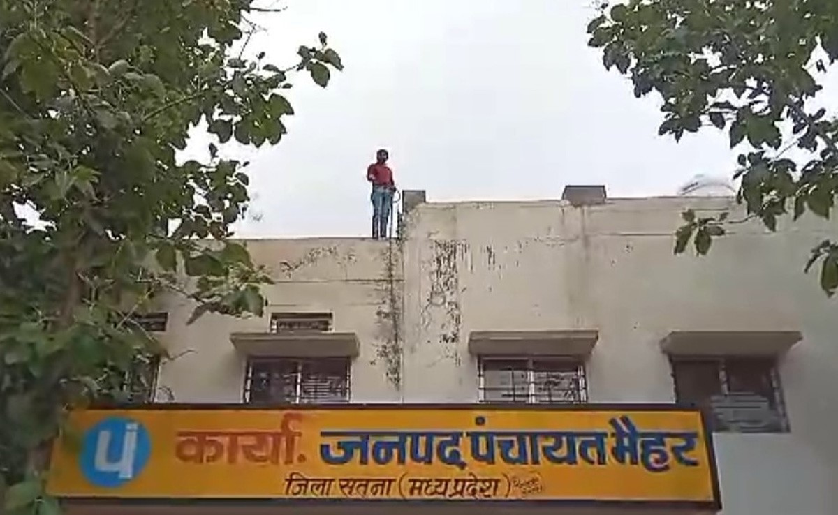 सतना : गले में रस्सी बांधकर छत पर चढ़ गया उप सरपंच, मांग पूरी ना होने से था नाराज