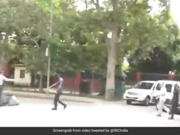 "आपको चोट तो नहीं लगी" : संसद जाते वक्त स्कूटर से गिरे शख्स की मदद करने पहुंचे राहुल गांधी "आपको चोट तो नहीं लगी" : संसद जाते वक्त स्कूटर से गिरे शख्स की मदद करने पहुंचे राहुल गांधी