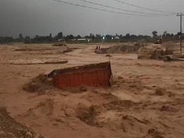 उत्तराखंड में बाढ़ जैसे हालात, उफनती नदी को पार करते समय बीच में फंसा ट्रक उत्तराखंड में बाढ़ जैसे हालात, उफनती नदी को पार करते समय बीच में फंसा ट्रक