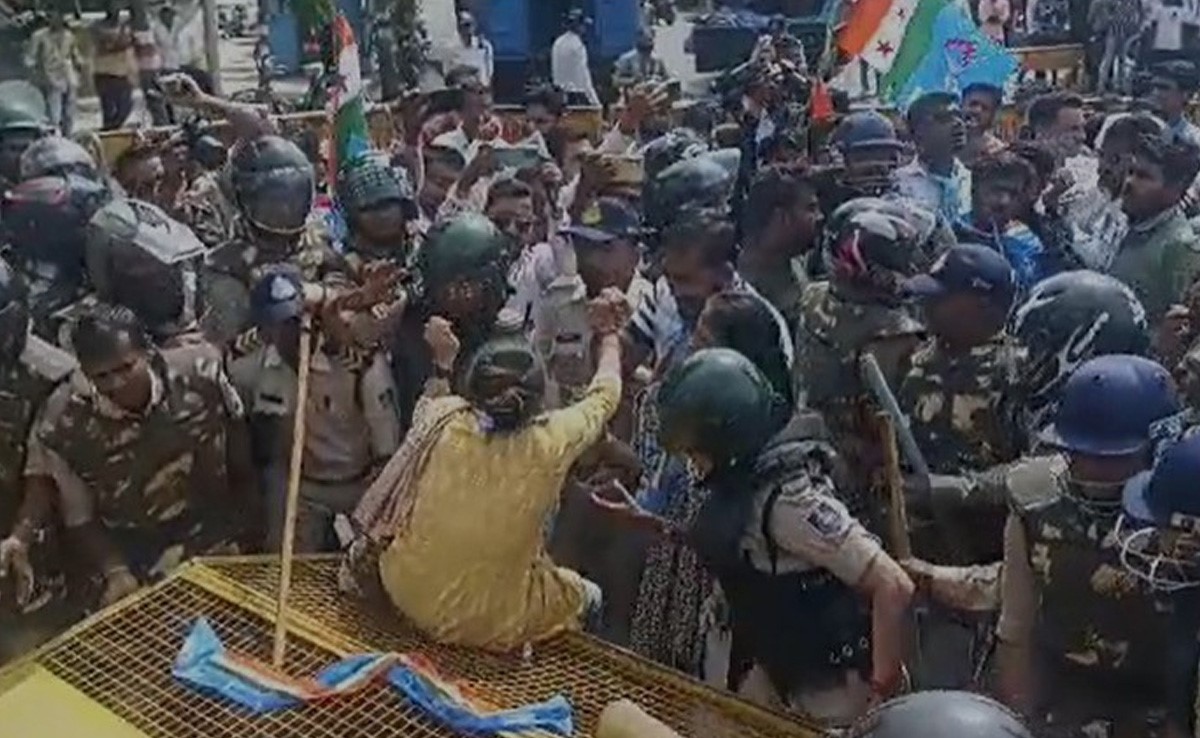 जबलपुर में NSUI ने कलेक्ट्रेट का किया घेराव, हंगामा होने पर पुलिस ने किया लाठीचार्ज