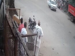झज्जर: बेरी कस्बे के गैंगवार का CCTV फुटेज आया सामने, गैंगस्टर ने इंस्टाग्राम पर ली वारदात की जिम्मेदारी झज्जर: बेरी कस्बे के गैंगवार का CCTV फुटेज आया सामने, गैंगस्टर ने इंस्टाग्राम पर ली वारदात की जिम्मेदारी
