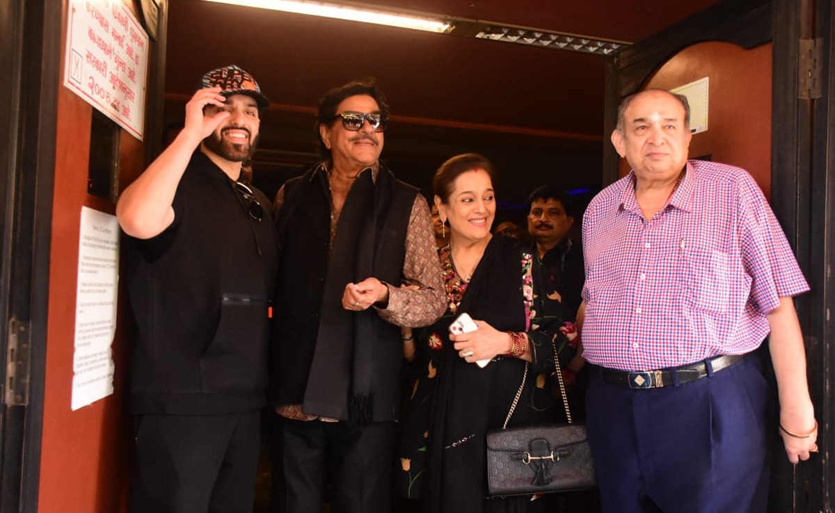 Shatrughan Sinha Watches <i>Gadar 2</i> With Family, Ameesha Patel Celebrates With Fans