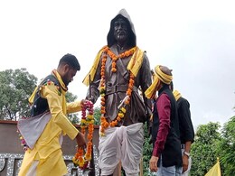 इंदौर में आदिवासी दिवस के मौके पर जननायक "टंट्या मामा भील" को किया गया याद इंदौर में आदिवासी दिवस के मौके पर जननायक "टंट्या मामा भील" को किया गया याद